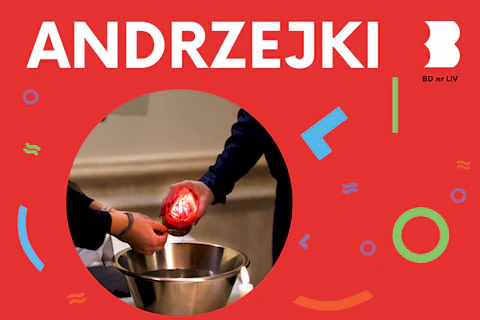 Po lewej ręce z czarnymi rękawami trzymają klucz. Po prawej osoba ubrana na czarno leje wosk z czerwonej świecy przez klucz do stalowej miski z wodą.