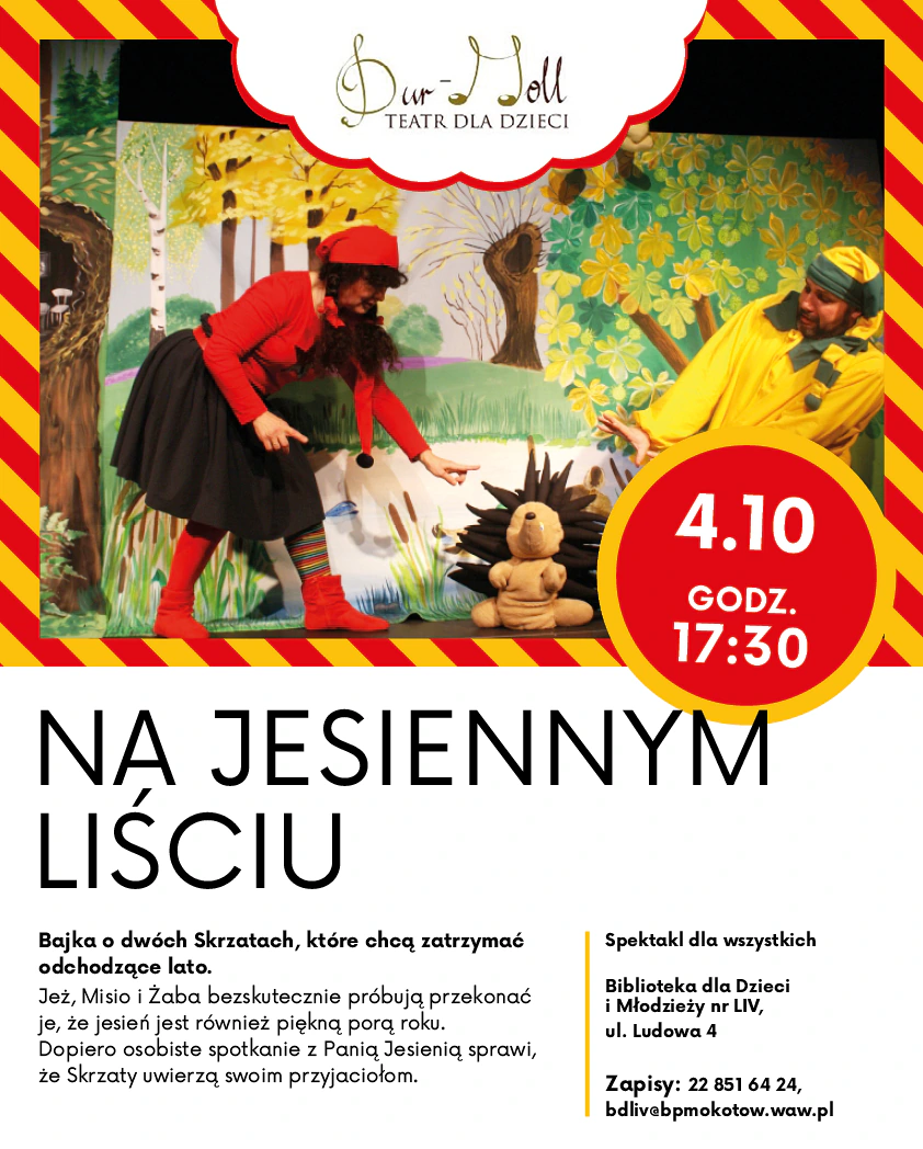 Aktorka w czerwono-czarnym stroju skrzata oraz aktor w żółtym stroju skrzata wskazują na pluszaka jeża pomiędzy nimi. W tle narysowany jesienny krajobraz.