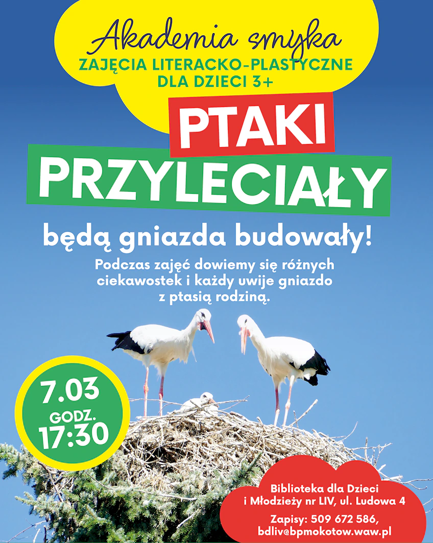 Dwa bociany stoją w gnieździe, a pomiędzy nimi wystaje łepek pisklaka.