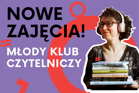 Uśmiechnięta kobieta w średnim wieku w okularach i słuchawkach na uszach trzyma przed sobą stos książek. Do tego tekst: nowe zajęcia; młody klub czytelniczy.