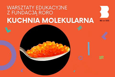 Łyżka pełna pomarańczowego kawioru.