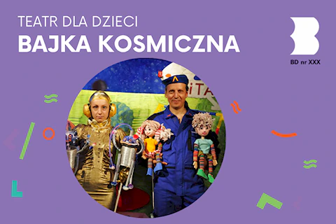 Młody mężczyzna w niebiesko-czarno-czerwonym mundurze stoi po prawej z dwoma lalkami w rękach. Po lewej aktorka przebrana w złocistego robota.