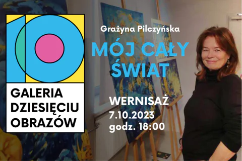 Po prawej uśmiechnięta Grażyna Pilczyńska w czarnej bluzie. Z lewej obrazy na stojakach.