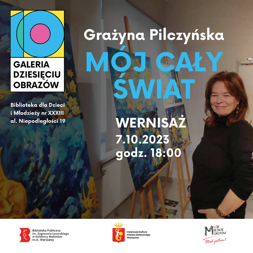 Plakat promujący wernisaż Grażyny Pilczyńskiej. Po prawej uśmiechnięta artystka w czarnej bluzie. Z lewej obrazy na stojakach.