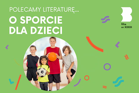 Czwórka dzieci w strojach sportowych uśmiecha się do obiektywu. Trójka z nich trzyma w rękach różnego rodzaje piłek.