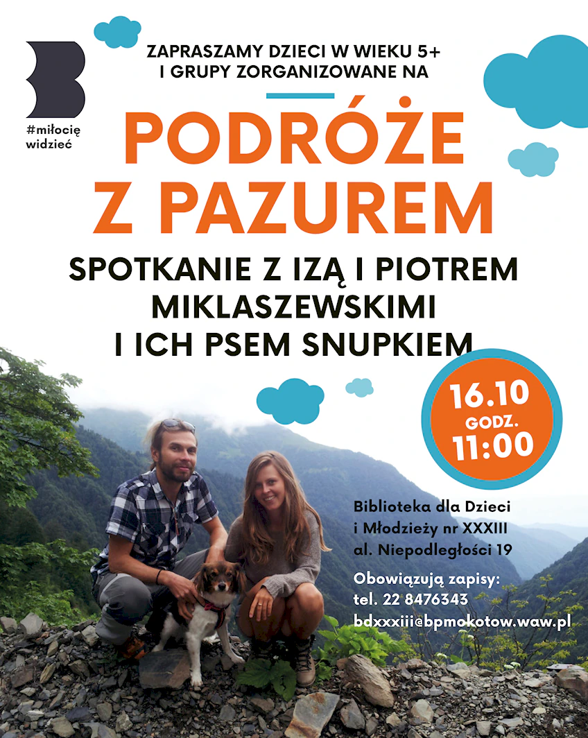 Na górskim zboczu z górami w tle kuca brodaty mężczyzna obok uśmiechniętej kobiety, a między nimi siedzi średniej wielkości pies.