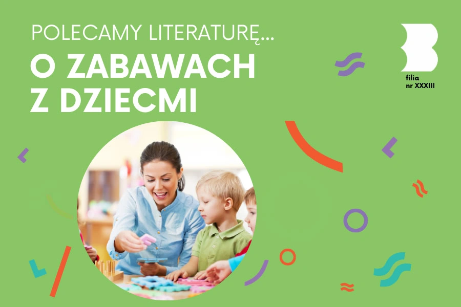 Brunetka w średnim wieku bawi się z dwójką blond małoletnich dzieci.