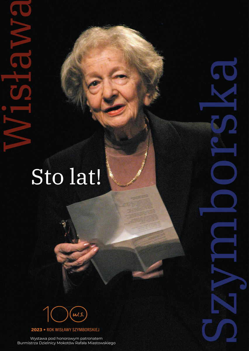 Plakat z okazji stulecia urodzin Wiesławy Szymborskiej. Na czarnym tle zdjęcie wiekowej poetki z kartką w ręku. Patrzy na nas, deklamując wiersz.