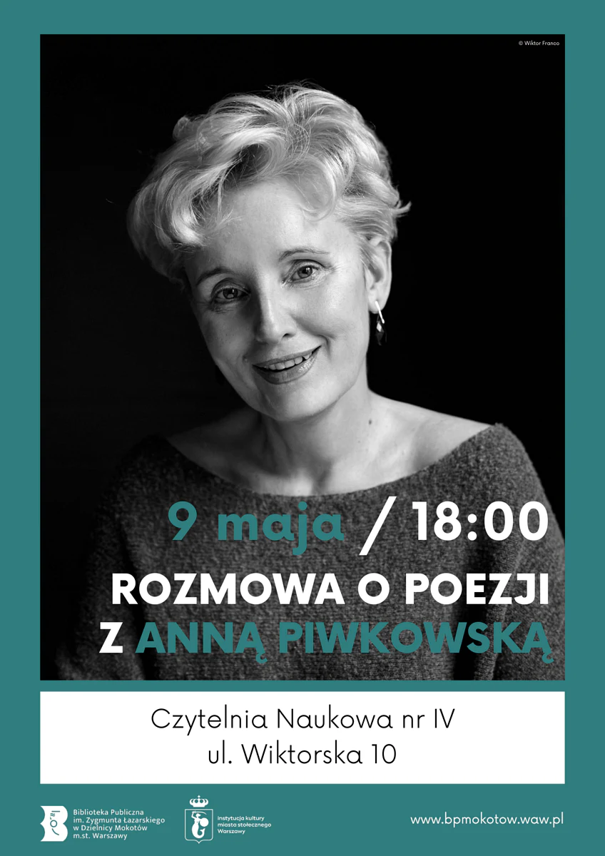 Czarno-białe zdjęcie portretowe krótko obciętej blondynki w średnim wieku uśmiechającej się do nas. Zdjęcie wykonał Wiktor Franco. Do tego tekst zawarty w artykule.