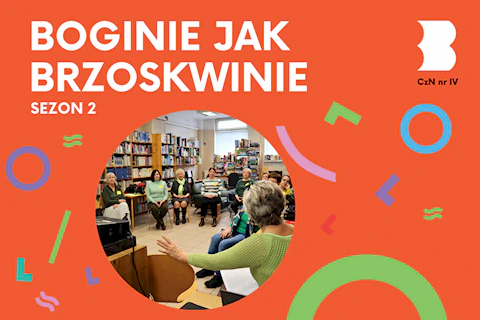 W obszernej sali bibliotecznej w kręgu siedzą kobiety słuchając wykładu.