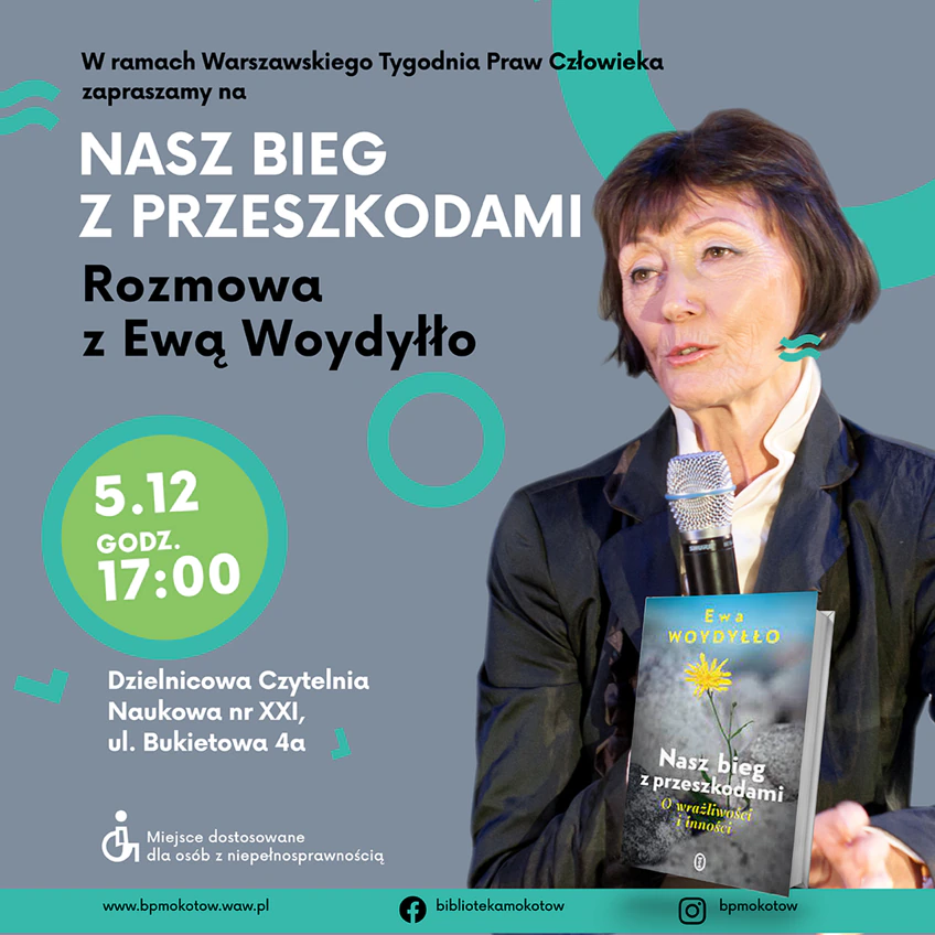 Dojrzała kobieta w krótkich włosach mówi coś do mikrofonu. Przed nią znajduje się jej książka: nasz bieg z przeszkodami. Do tego tekst zawarty w artykule.