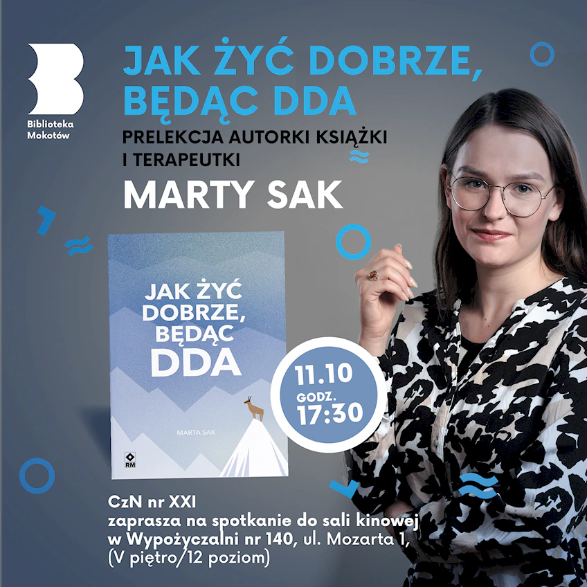 Młoda brunetka w okularach w koszulce w czarno-białe ciapki uśmiecha się do obiektywu. Po lewej okładka książki, na której narysowany kozioł stoi na zaśnieżonym szczycie góry.
