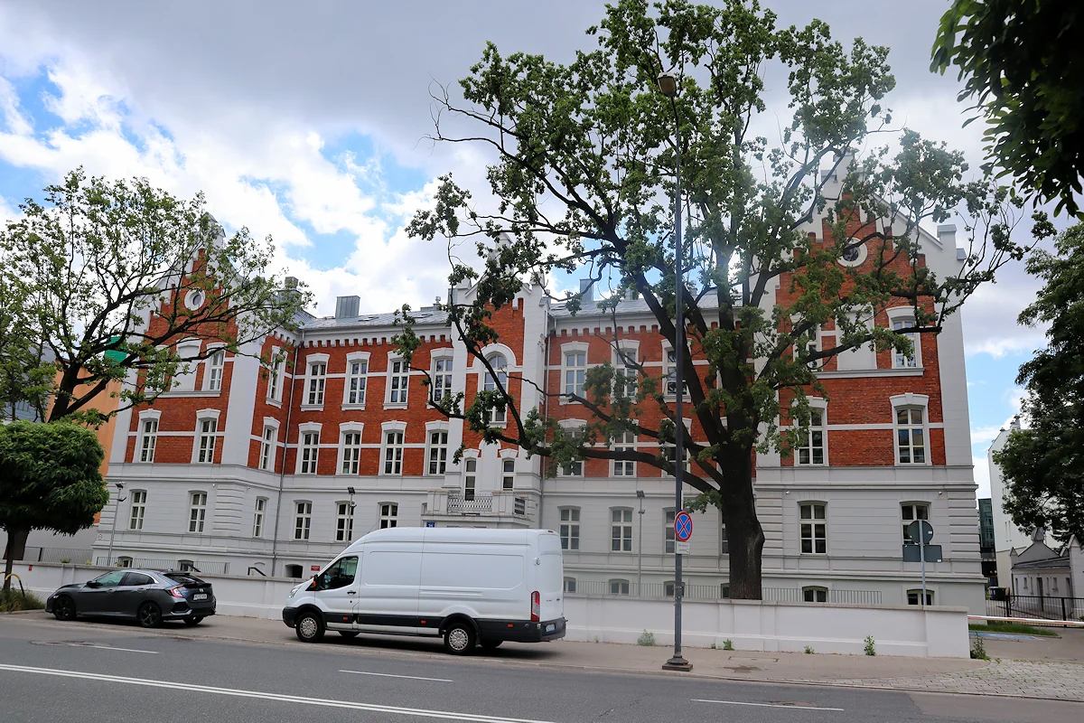 Gmach przy Rakowieckiej 21, który powstał w latach 1899 - 1901. Obecnie budynek Zespołu Szkół Muzycznych numer jeden w Warszawie. Niedawno wyremontowana fasada łączy w sobie biel z czerwoną cegłą.