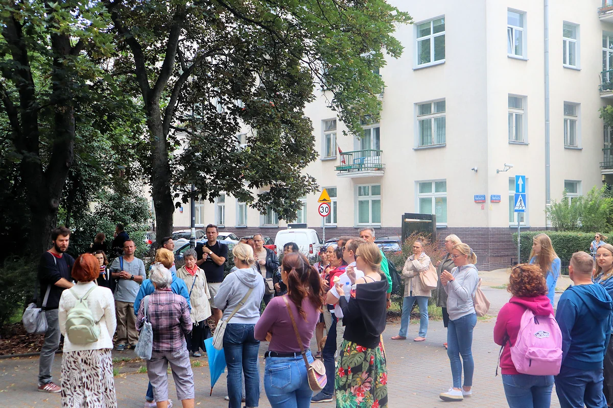 Grupa ludzi zgromadzona wokół przewodnika na Narbutta.