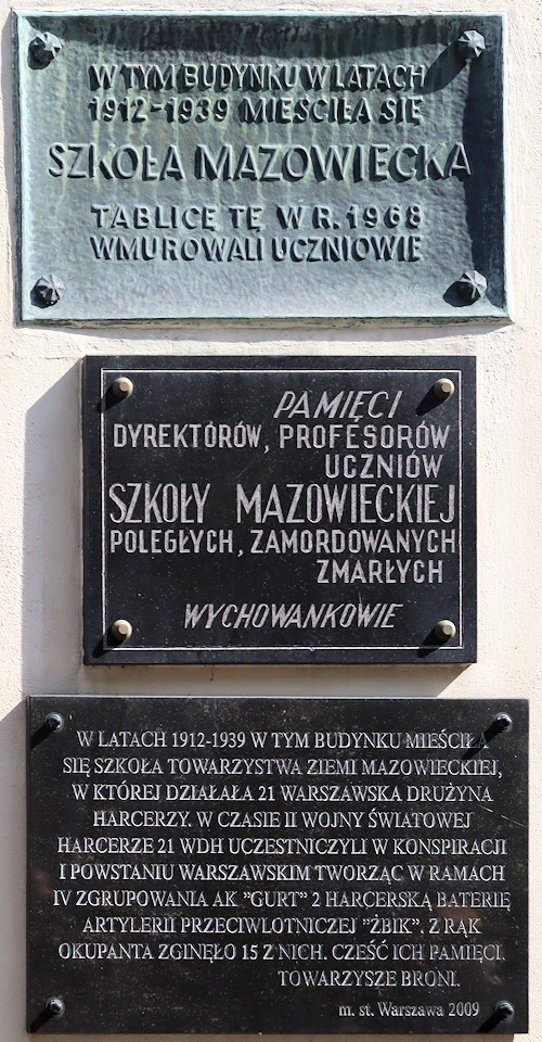 Trzy tablice pamiątkowe na cześć mieszczącej się tutaj szkoły mazowieckiej, jego dyrektora oraz na cześć szkoły Towarzystwa Ziemi Mazowieckiej, w której w czasie drugiej wojny światowej działali harcerze.