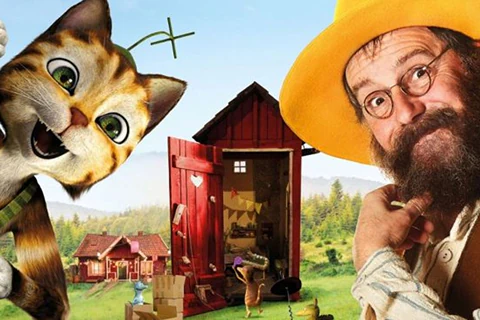 Bohaterowie filmu, sympatyczny kot Findus w zielonych ogrodniczkach i brodaty staruszek Pettson pozują i uśmiechają się, w tle za nimi widać mały drewniany domek z zabawkami.