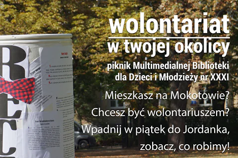 Po lewej stronie znajduje się słup z recenzjami, który stworzyli wolontariusze. W tle widać park. Po lewej stronie tekst: „Wolontariat w twojej okolicy, piknik Multimedialnej Biblioteki dla Dzieci i Młodzieży nr XXXI, Mieszkasz na Mokotowie? Chcesz być wolontariuszem? Wpadnij w piątek do Jordanka, zobacz co robimy!”