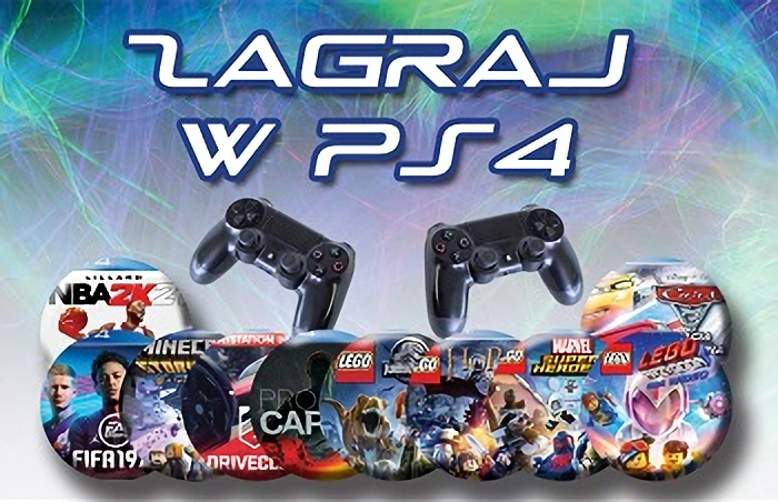 Abstrakcyjne kreski w tle. Na górze napis: zagraj w ps4. Poniżej dwa czarne kontrolery. A na dole kręgi z tytułami gier na konsolę PlayStation.