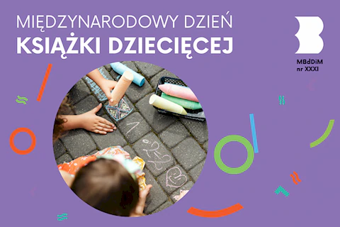Dzieci rysują coś dużymi kredkami po asfalcie.