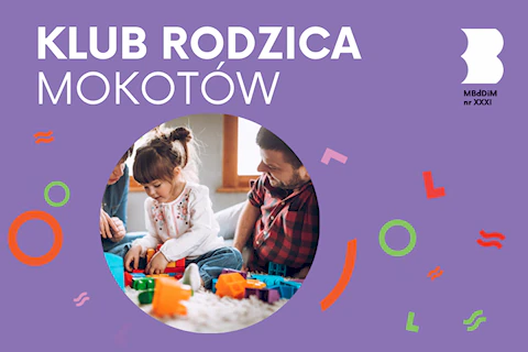 Mężczyzna i kobieta patrzą na bawiące się na dywanie dziecko.