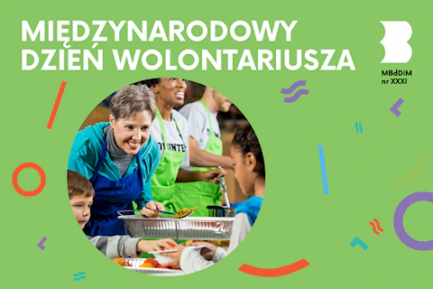 Mały chłopiec kładzie dziewczynce do talerz jabłko. Uśmiecha się do niej kobieta w fartuchu. Dwie inne osoby w zielonych fartuchach stoją przy stole z jedzeniem.