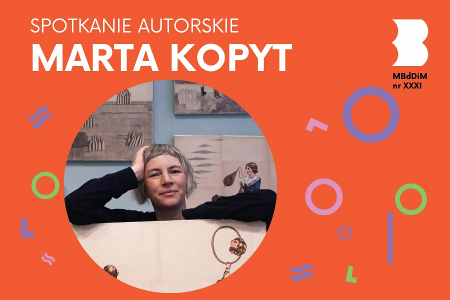Krótko ostrzyżona kobieta opiera się o ramę obrazu, za nią wiszą na niebieskiej ścianie trzy inne.