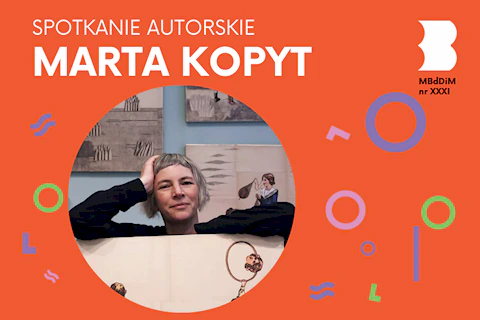 Krótko ostrzyżona kobieta opiera się o ramę obrazu, za nią wiszą na niebieskiej ścianie trzy inne.