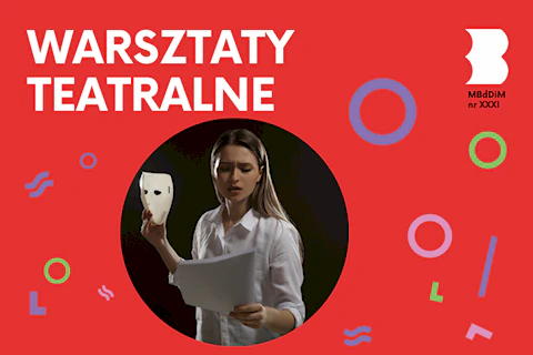 Młoda blond aktorka w białej bluzce czyta tekst trzymany w lewej ręce, w prawe trzymając białą maskę teatralną.