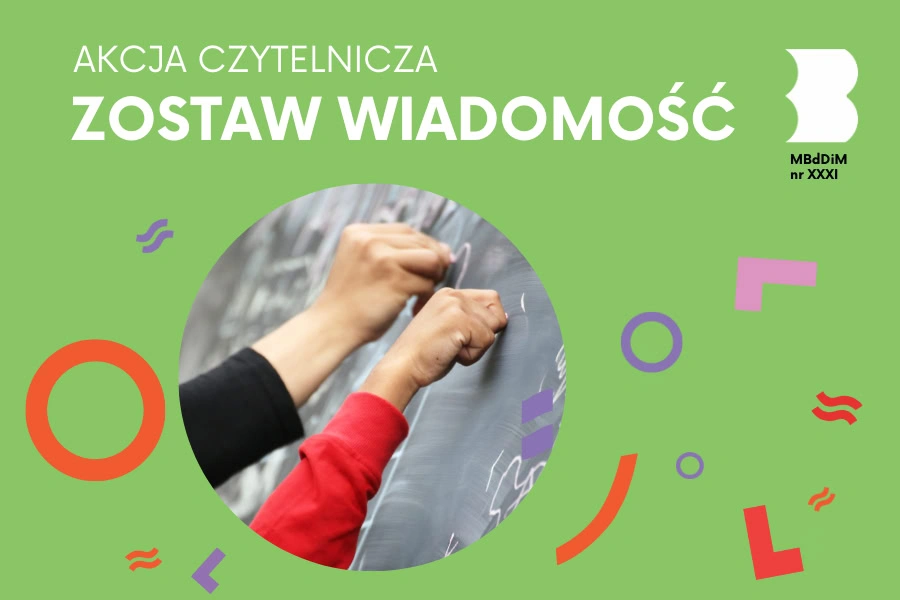 Dwie ręce rysują coś kredą na tablicy.