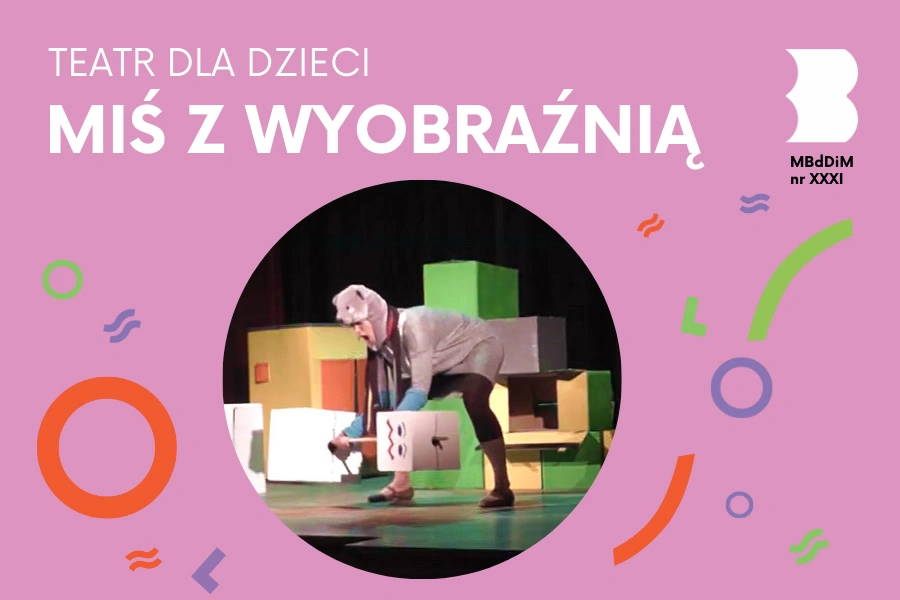 Aktorka przebrana za szarego misia podnosi sztangę z kartowymi ciężarkami, za sobą mając kolorowe pudła.