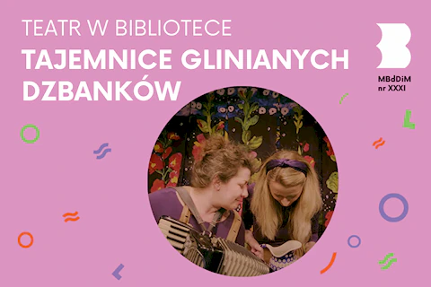 Krótkowłosa kobieta z akordeonem patrzy obok na gliniany dzbanek trzymany przez długowłosą blondynkę.