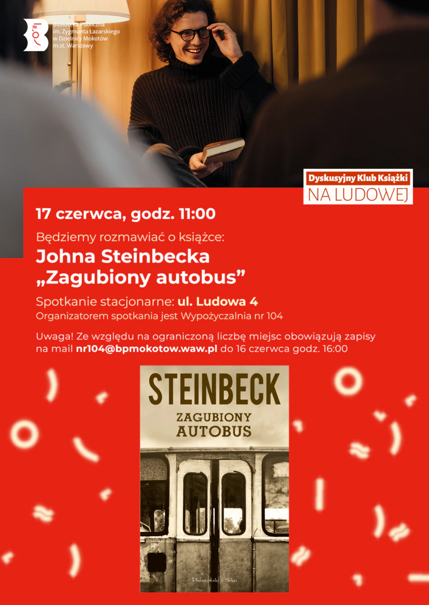 Plakat promujący spotkanie opisane w artykule. Lampa stojąca oświetla młodego mężczyznę w okularach, w brązowym golfie. W prawej ręce trzyma książkę, uśmiechając się do innych osób w pomieszczeniu. Na dole okładka książki, na której widać zdjęcie zamkniętych drzwi starego autobusu w sepii. W środku plakatu tekst zawarty w artykule.