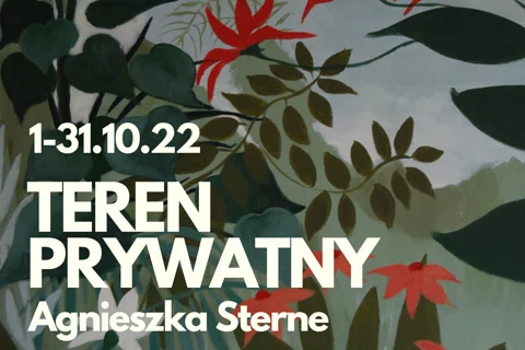 Obraz natury, dużo łodyg i kwiatów, w tle szaroniebieskie niebo. Na nim tekst: 1 - 31 10 22; teren prywatny; Agnieszka Sterne.