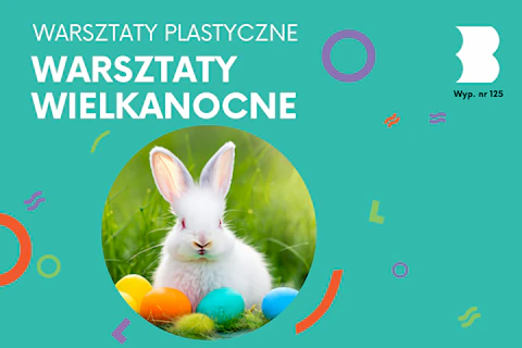 Kolorowe jajka leżą przed białym królikiem na tle trawy.