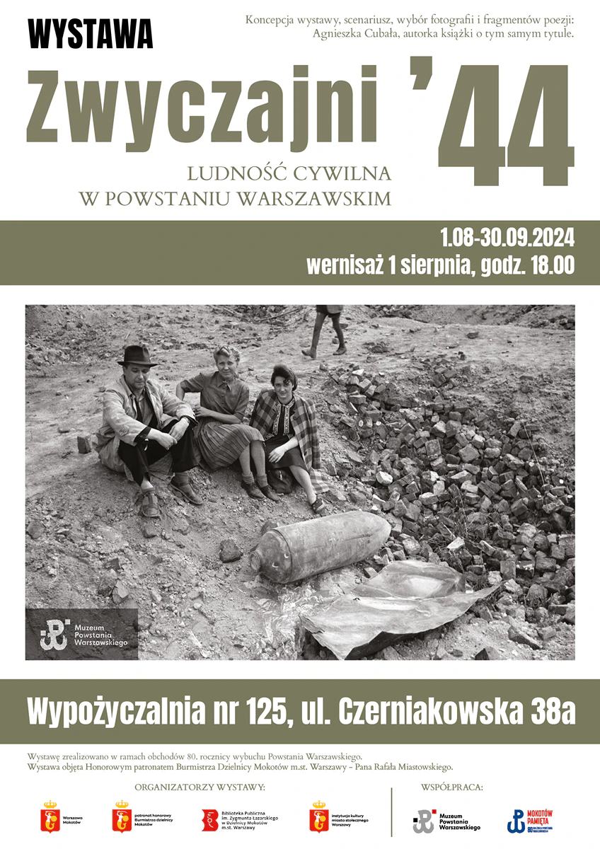 Czarnobiałe zdjęcie mężczyzny i dwóch kobiet siedzących obok niewypału przy leju.