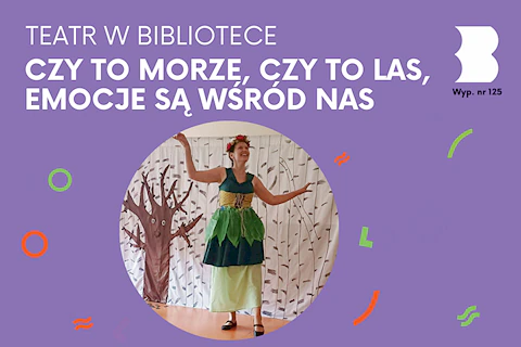 Aktorka ubrana na zielono na tle dekoracji z łysym drzewem.
