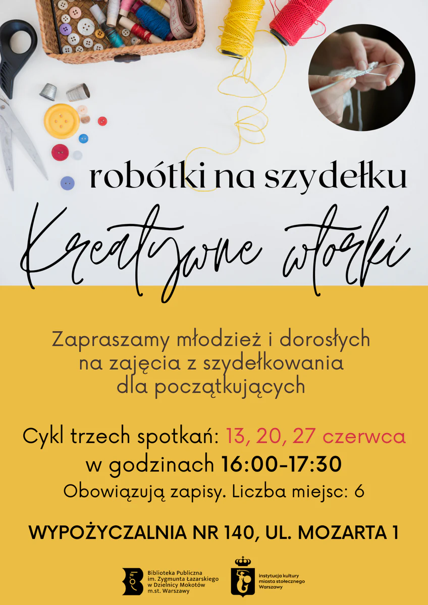Na białym blacie widzimy z góry pudełko z guzikami i nićmi. Leżą one też na stole, tak jak nożyczki. W prawym górnym rogu zdjęcie w kółku szydełkujących dłoni. Do tego tekst zawarty w artykule.