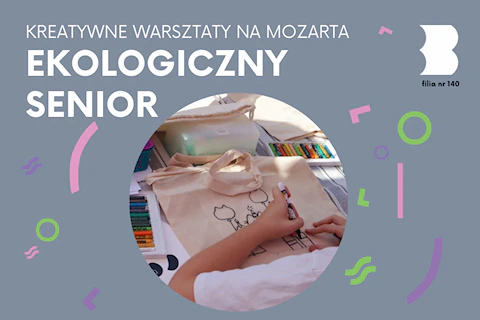 Ktoś maluje flamastrem białą płócienną torbę. Na stole leży wiele flamastrów.