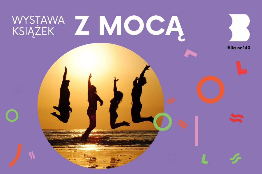 Czworo osób skacze radośnie na plaży na tle zachodzącego Słońca.