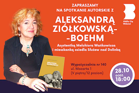 Uśmiechnięta rudowłosa dojrzała kobieta trzyma w dłoni długopis, a obok niej okładka książki, na której ta sama, ale młodsza, kobieta siedzi obok Wańkowicza przed sobą mając kilka mikrofonów.