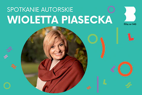 Blond kobieta owinięta w brązowy szal uśmiecha się do obiektywu na tle zielonego parku.