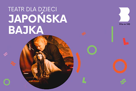 Ubrana na czarno aktorka trzyma w ręku lalkę wyglądającą jak kobieta ze dawnej Japonii.