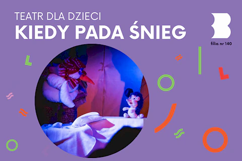 Dwie kukiełki w białej scenografii. Z prawej jeż siedzi na tylnych łapkach. Z lewej Bałwan z dużym marchewkowym nosem i w czerwonej czapce.