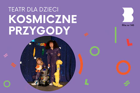 Aktorka ubrana we fioletowy kostium stoi obok żółtego kosmicznego ptaka. Druga aktorka, również na fioletowo, klęczy obok robota.
