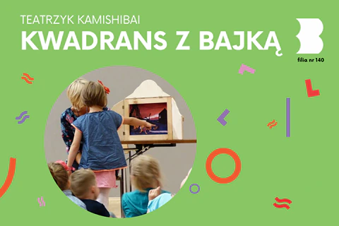 Dzieci oglądają bajkę opowiadaną z pomocą nieruchomych obrazków.