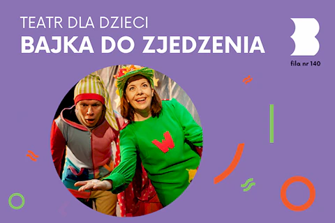 Aktorka ubrana na zielono stoi obok aktora ubranego na łaciato w szlafmycy.