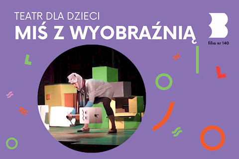 Aktorka przebrana za szarego misia podnosi sztangę z kartowymi ciężarkami, za sobą mając kolorowe pudła.