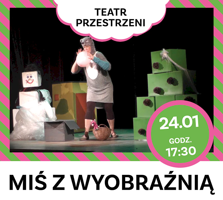 Aktorka przebrana za szarego misia trzyma białą kulę. Wokół niej kartony udające bałwana, choinkę i budynek.