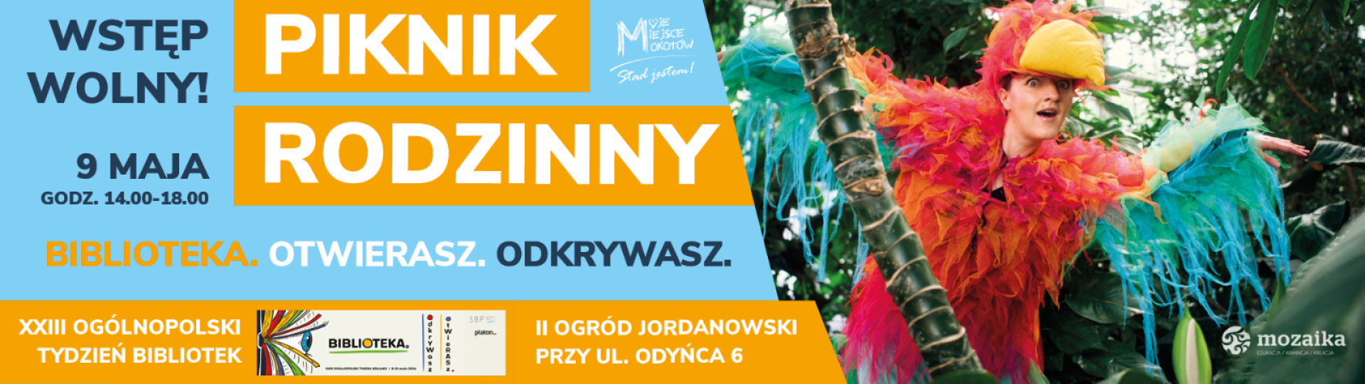 KObieta w kolorowym przebraniu papugi, w tle roślinność jak w dżungli, logo Teatru Mozaika, logo Tygodnia Bibliotek 2026, treść napisów zawarta w podlinkowanym artykule
