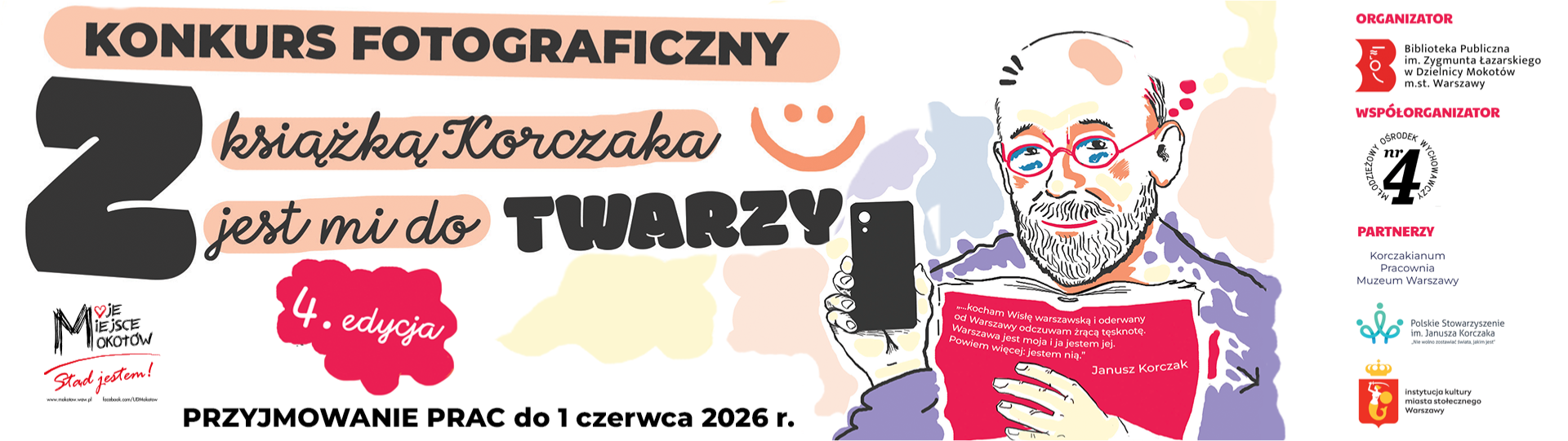 Mężczyzna w okularach i z brodą trzyma książkę i telefon, treść napisów zawarta w artykule logotypy: Biblioteki Mokotów, współorganizatorów i partnerów